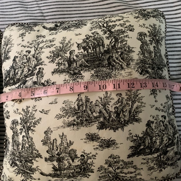 Vintage Toile set of 2 pillows - Picture 4 of 5